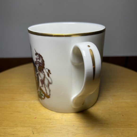 The Royal Family The Royal Collection God Save the Queen English Fine China Mug - Picture 5 of 6